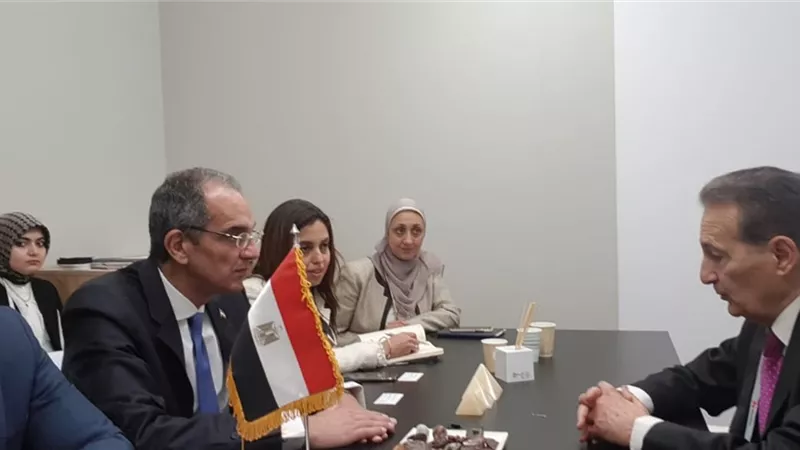 طلعت يبحث مع مسئولي ال جي العالمية تصنيع الحاسبات اللوحية