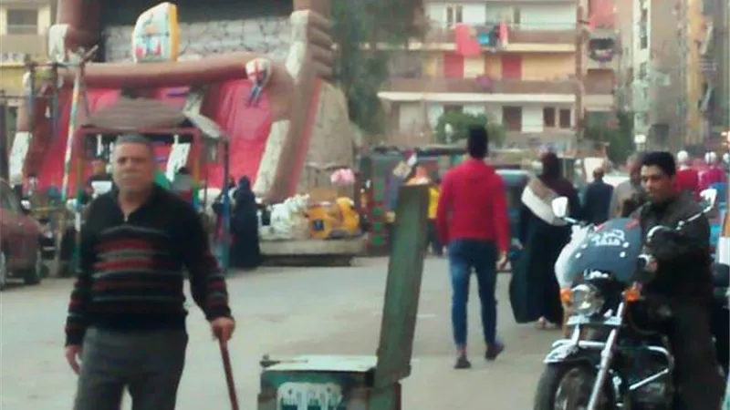 شبرا الخيمة فى قبضة امبراطورية الباعة الجائلين ورئيس المدينة نايم فى العسل بالفيديو
