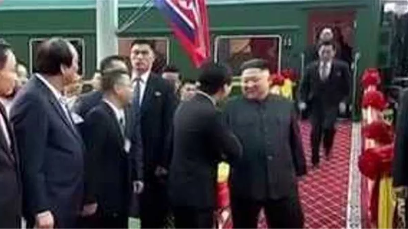 مساعد زعيم كوريا الشمالية يركض مذعورا.. فيديو