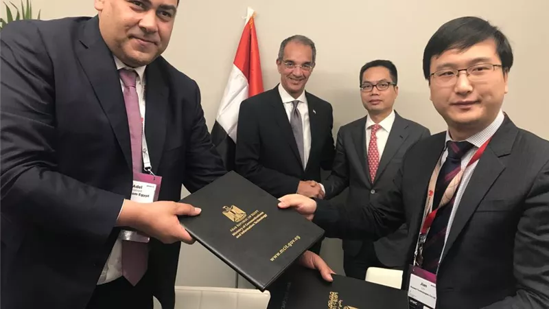 طلعت يشهد توقيع مذكرة تفاهم بين المصرية للاتصالات و هواوي .. صور