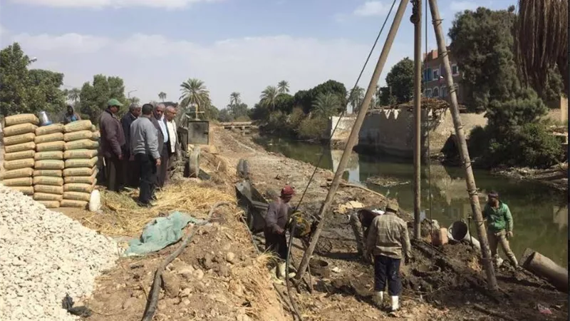 الرى .. بحيرة صناعية وحاجز ترابي لحماية قرية حجازة من أخطار السيول بمركز قوص