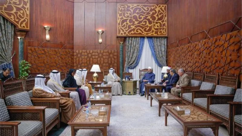 وزير التسامح الإماراتي يسلم الإمام الأكبر درع الجائزة العالمية للأخوة الإنسانية