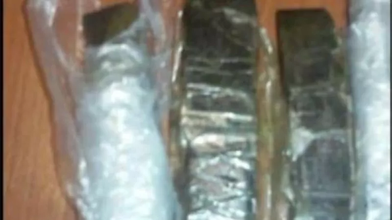 ضبط راكبة تحاول تهريب حشيش حول جسدها بالمطار