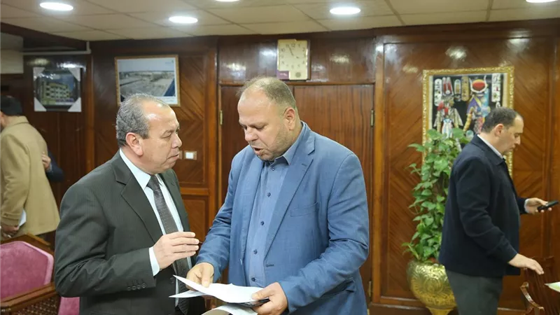 محافظ كفرالشيخ يناقش خطة تنفيذ المشروعات وتحسين الخدمات بعاصمة المحافظة