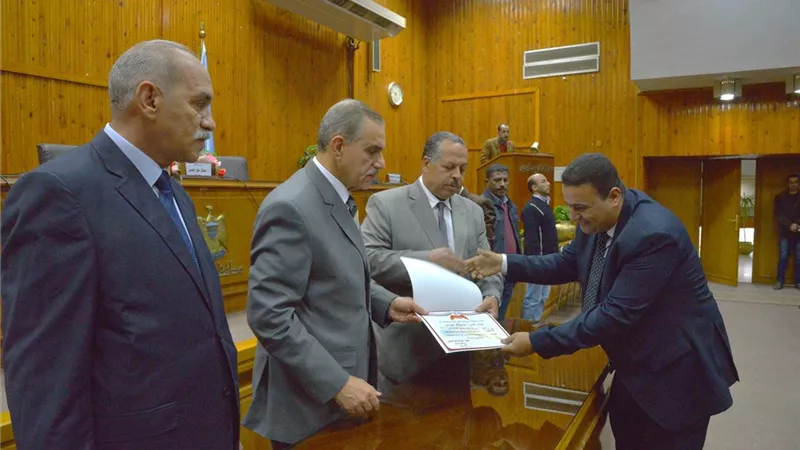 محافظ أسيوط يكرم أفراد أسرتين لوأدهم فتنة طائفية