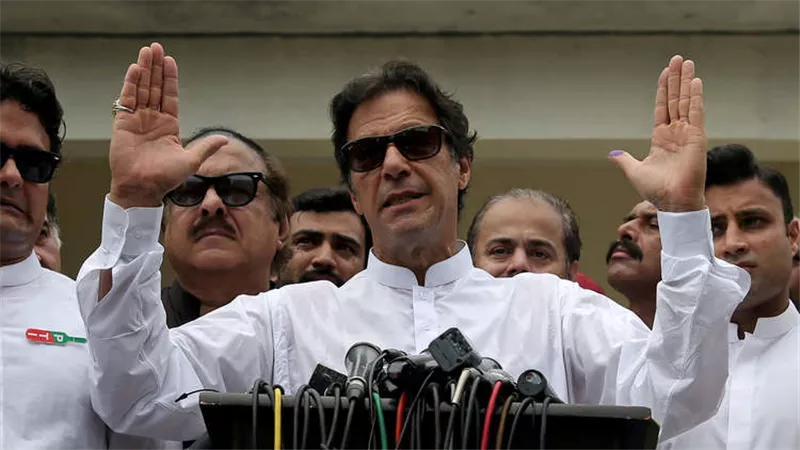 عمران خان يتعهد بالافراج عن الطيار الهندى غداً