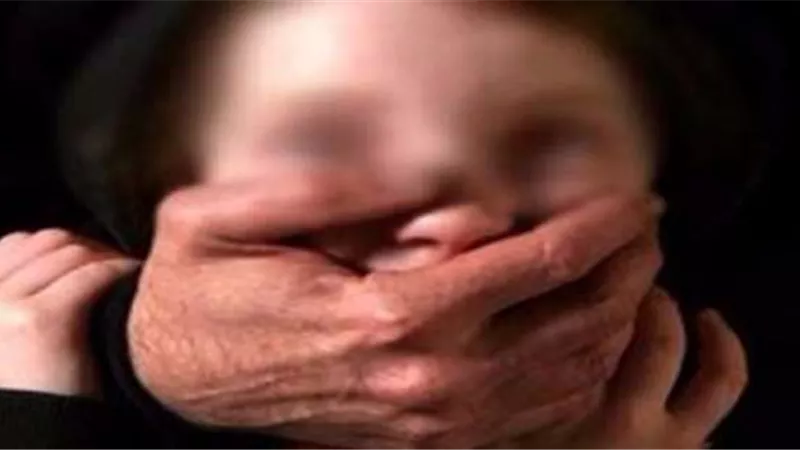 استغل دعوة زوجته للطفلتين اليتيمتين.. فاغتصبهما بمعاونة زوج شقيقته