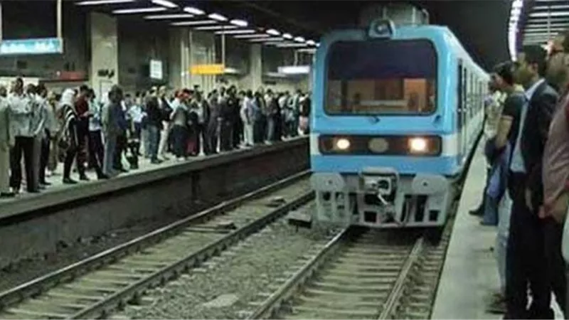 سائق المترو الشجاع.. أنقذ فتاة حاولت الانتحار بمحطة السادات