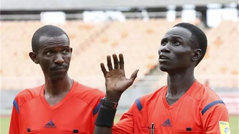 طاقم تحكيم جنوب سودانى لإدارة مباراة 