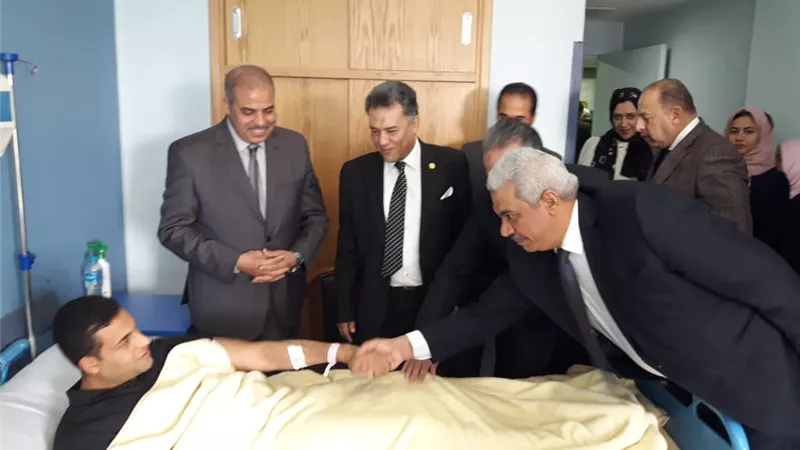 رئيس جامعة الأزهر يزور مصابي حادث الدرب الأحمر بمستشفى الشرطة
