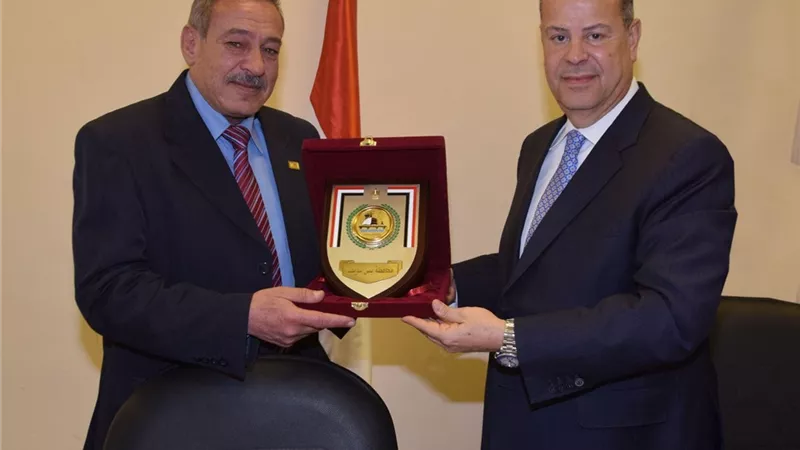 محافظ بني سويف يكرم مدير فرع هيئة مياه الشرب والصرف الصحي السابق
