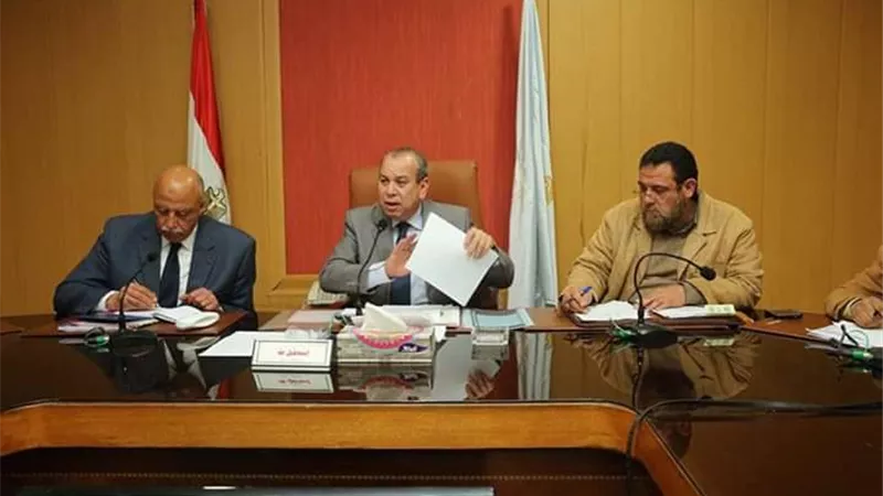 محافظ كفرالشيخ يتابع زراعة 100 ألف عمود
