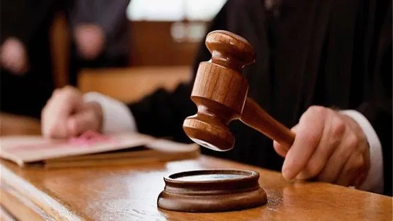 يدافع عن شقيقته ويدفع الكفالة لخروجها.. ثم يمزقها بسكين