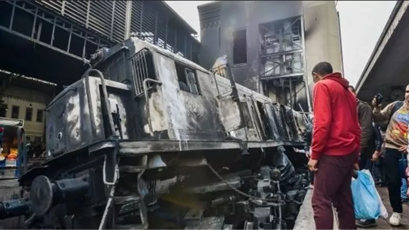 رواد السوشيال ميديا يكشفون شائعات الاخوان حول حادث قطار محطة مصر