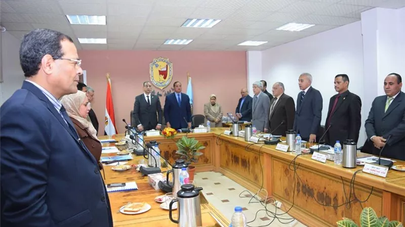 مجلس جامعة سوهاج يقف دقيقة حداد علي ارواح شهداء 