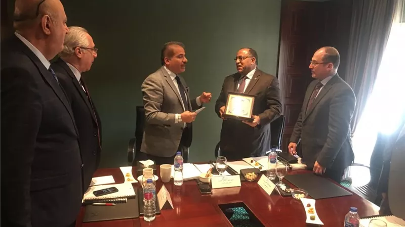 وزير النقل الاردنى السابق يكرم ابو سنه لدعمه الجسر العربى