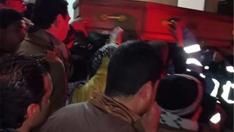 اشترى لعب لاطفالة بعد صرف راتبة الشهرى لكن القدر كان اسرع