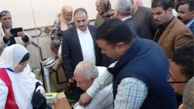 محافظ الوادى الجديد يجري تحليل فيروس سي بمبادرة 100 مليون صحة بالصور
