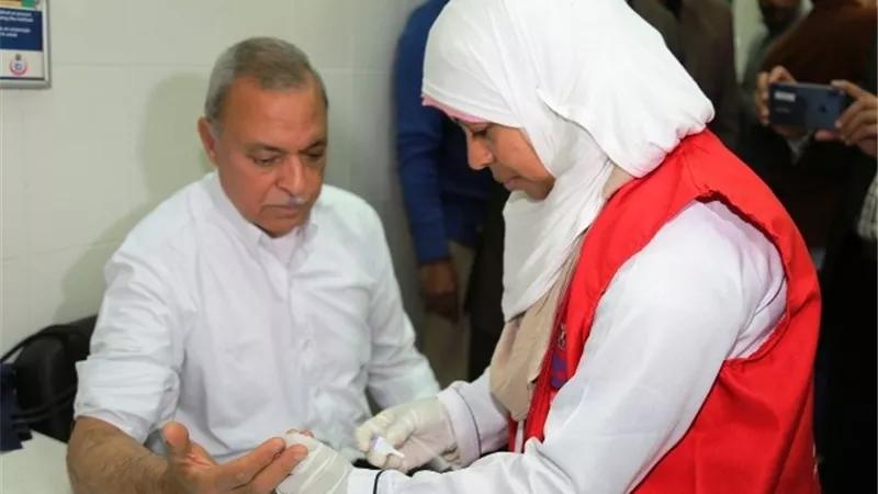محافظ قنا يجرى تحليل فيروس سي ضمن مبادرة 100 مليون صحة
