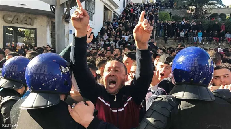 بالصور.. إصابة العشرات من المتظاهرين بالقرب من القصر الرئاسي الجزائري