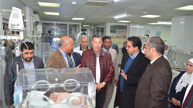 محافظ بني سويف يتفقد موقع حريق مستشفى ناصر