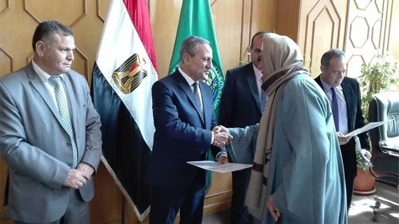 تسليم الدفعة الثالة من عقود التمليك للمتعدين علي اراض الدولة