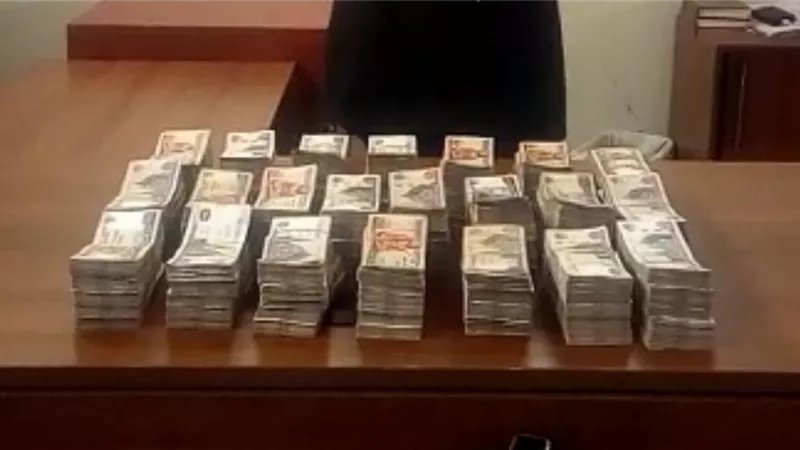 ضبط مليونا جنيه مع مسافره لجده من مطار القاهرة