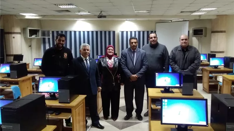 كشك تتفقد اماكن عقد الاختبار للمتقدمين للوظائف المؤقتة