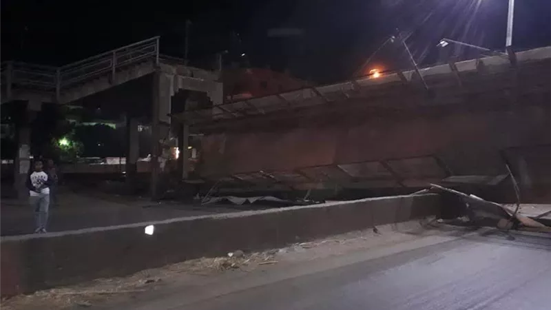 انهيار كوبرى مشاة على الطريق الزراعى السريع أمام قرية كفر الجمال بطوخ وتعطل حركة المرور.. صور