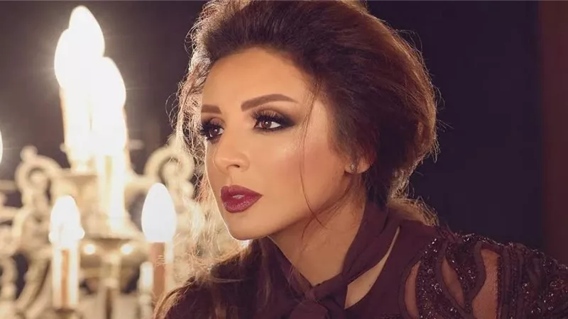 موسيقار يشن هجوماً عنيفاً على الفنانة أنغام وأسرتها