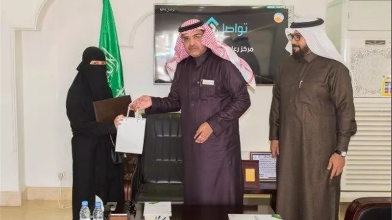 تعليم تبوك يكرم الطالبة يارا سخيلي