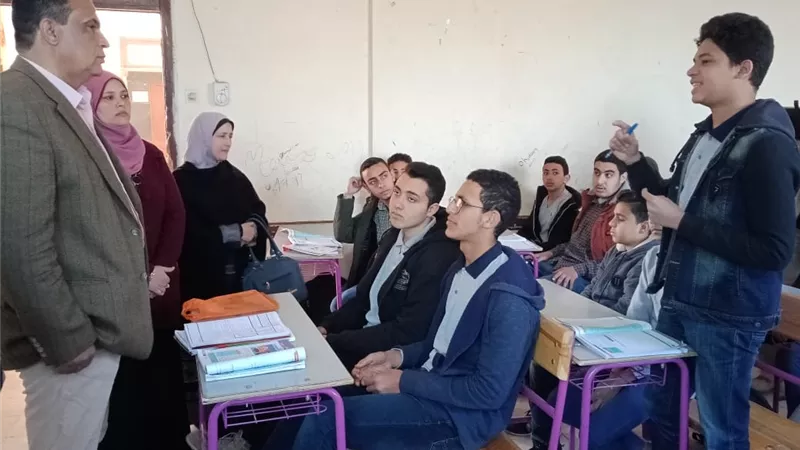 مدير تعليم شبين القناطر يشرح للطلاب كيفية التعامل مع التابلت