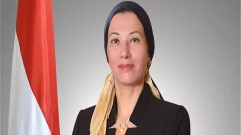 وزيرة البيئة تستهل زيارتها بزيارة الحديقة الدولية فى أسوان