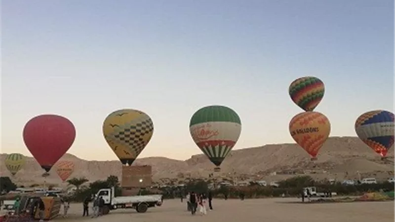 450 سائحا يحلقون بالبالون فى سماء الأقصر على متن 22 رحلة
