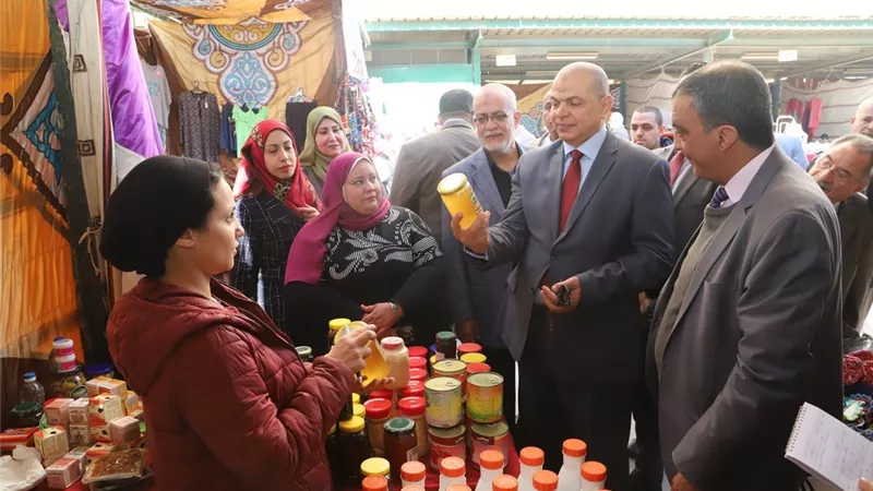 وزير القوي العاملة يفتتح معرض تسويق المنتجات بالوزارة..صور