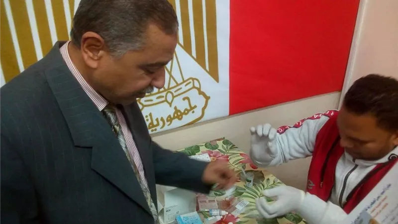 رئيس مدينة الزقازيق يتقدم صفوف المتقدمين لاجراء الفحصوصات بحملة 100 مليون صحة