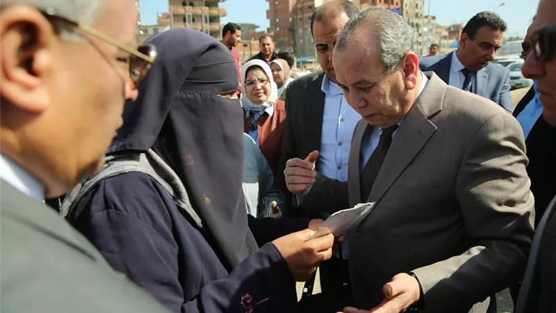 محافظ كفر الشيخ يلتقى بأهالي ميت علوان ويستمع لمطالبهم مشدداً بتحسين الخدمات والمرافق