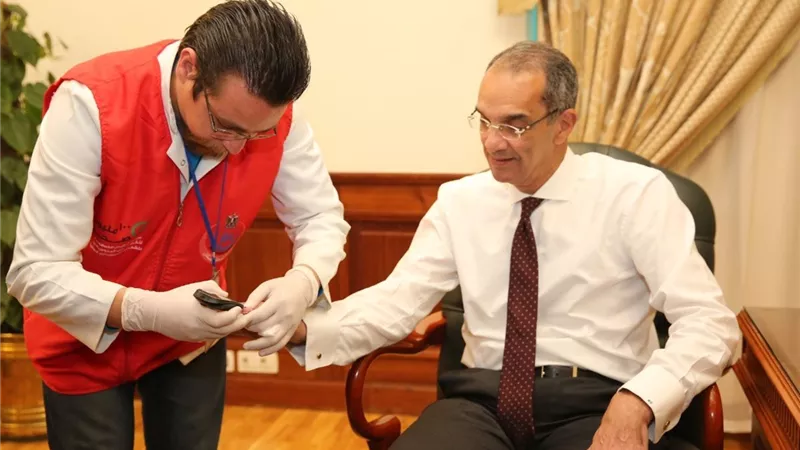 وزير الاتصالات يجري المسح الطبي ضمن مبادرة 