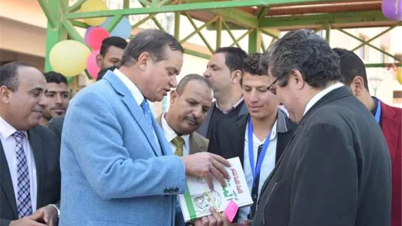 بالصور...رئيس جامعة سوهاج يفتتح فاعليات معرض الكتاب بكلية التربية