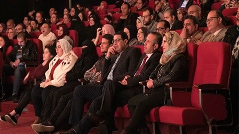 بالصور.. أشرف عبدالباقي كامل العدد في أولى ليالي مسرحية كلها غلط ببورسعيد