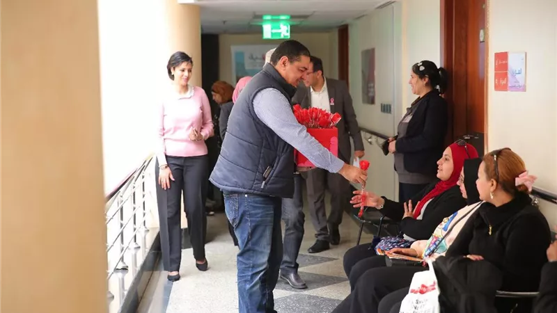هشام سليمان يزور مستشفى بهية ويهدى إيرادات كتبه لصالح المؤسسات الخيرية