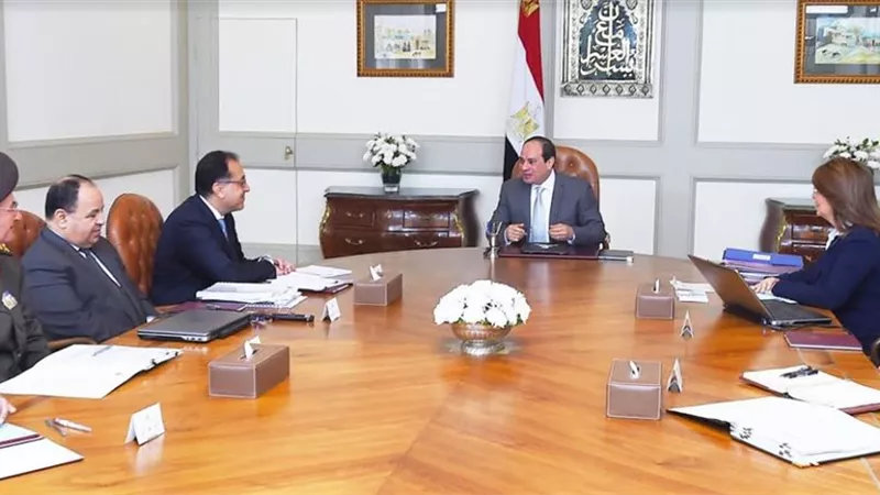 السيسىي يجتمع برئيس الوزاراء وزيرى المالية والتضامن