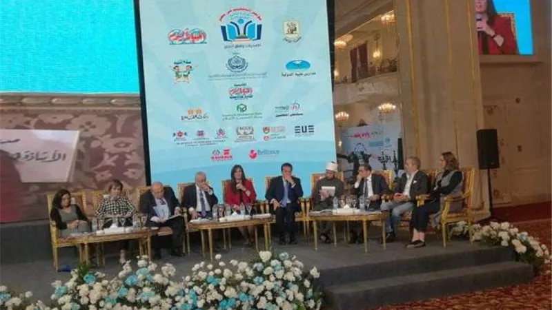 وزير التعليم العالي: الإعلام يركز على تقبيل طالب لطالبة فى الجامعة ويتجاهل إطلاق قمر صناعي