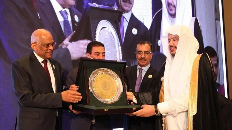 رئيس مجلس الشورى السعودي يتسلم جائزة التميز البرلماني