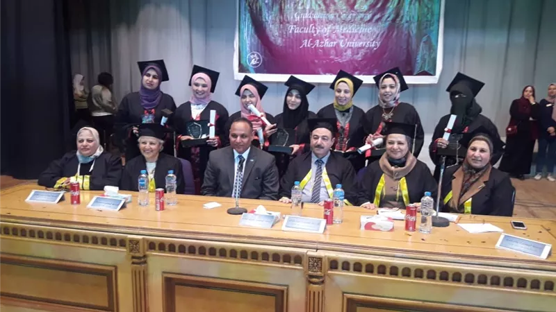 طب بنات الأزهر تحتفل بتخريج الدفعة 47.. صور