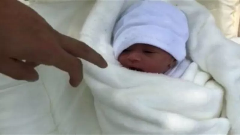 فوطة وطفلة ملقاة بطريق روض الفرج.. والمباحث تكثف جهودها