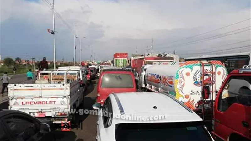 بالصور .. توقف الطريق الزراعي اثر حادث تصادم 5 سيارات بالبحيرة