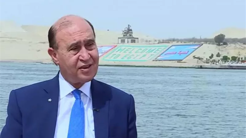 مميش يشهد وصول أول سفينة بضائع للرصيف الجديد بميناء شرق بورسعيد
