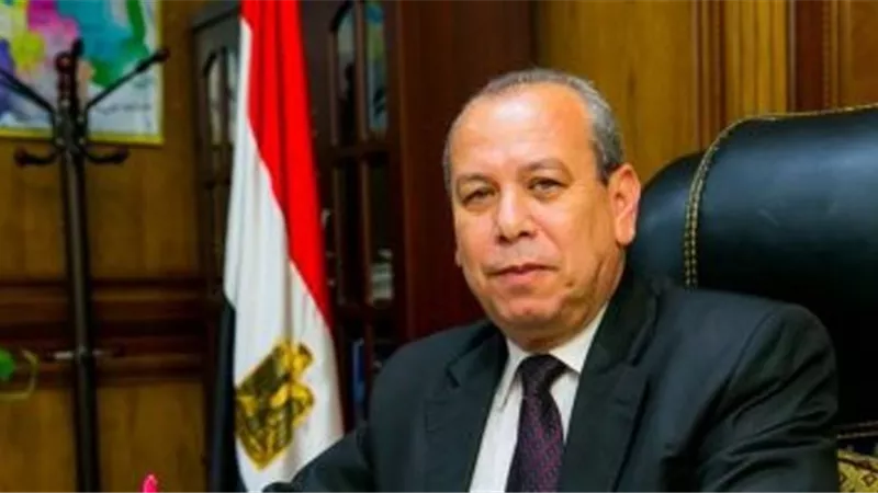 وقف مسئول البطاقات الذكية بمكتب تموين كنيسة الصرادوسى بدسوق عن العمل