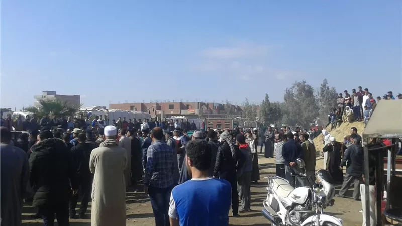 مصرع فتاتين واصابة شقيقة احداهن في حادث سير بطريق السادات